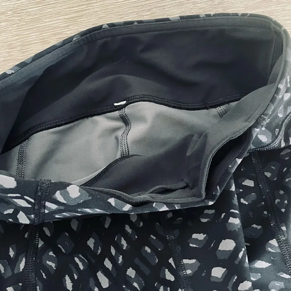 Lululemon Cropped Black Print Scalloped Leggings 4